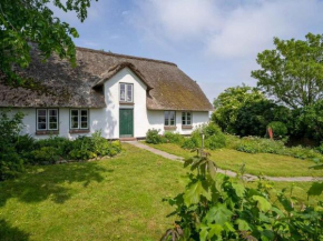 The stylishly restored and thatched holiday home is located on a terp